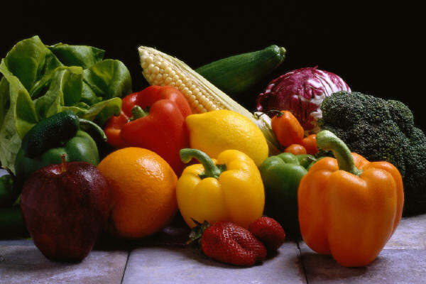 Alimente ce pot proteja împotriva cancerului: Fibrele din fructe si legume ar putea limita riscul de cancer colorectal iar fructele pot proteja impotriva cancerului pulmonar.